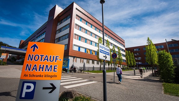 Das SRH-Klinikum in Suhl mit dem Hinweisschild Notaufnahme