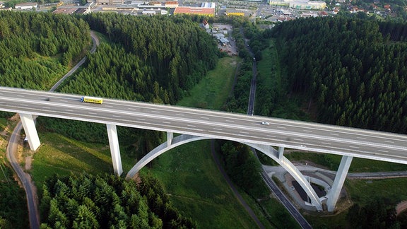 Die Talbrücke Albrechtsgraben nahe der südthüringischen Stadt Suhl.