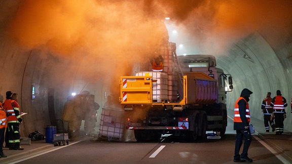 Im Tunnel Berg Bock auf der A71 bei Suhl fand eine große Gefahrgutübung statt. Mehrere Trupps in schweren Chemikalien-Schutzanzügen waren im Einsatz. Etwa 300 Einsatzkräfte von Feuerwehr, THW und ASB waren beteiligt. 