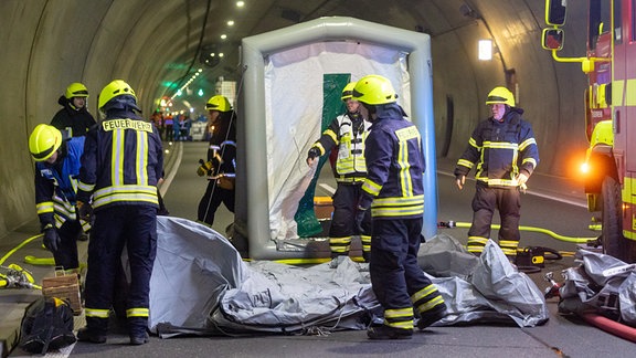 Im Tunnel Berg Bock auf der A71 bei Suhl fand eine große Gefahrgutübung statt. Mehrere Trupps in schweren Chemikalien-Schutzanzügen waren im Einsatz. Etwa 300 Einsatzkräfte von Feuerwehr, THW und ASB waren beteiligt. 