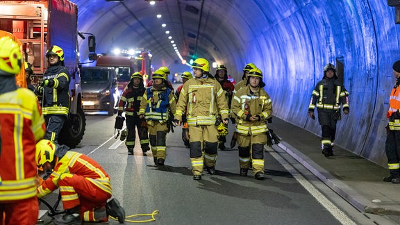 Im Tunnel Berg Bock auf der A71 bei Suhl fand eine große Gefahrgutübung statt. Mehrere Trupps in schweren Chemikalien-Schutzanzügen waren im Einsatz. Etwa 300 Einsatzkräfte von Feuerwehr, THW und ASB waren beteiligt. 