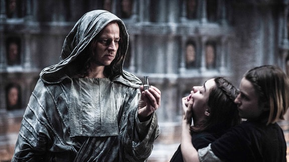 Tom Wlaschiha, von links, Maisie Williams und Faye Marsay in einer Szene aus "Game of Thrones", Staffel 5. 