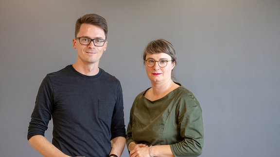 Die Landesvorsitzenden Ulrike Grosse-Röthig und Christian Schaftt stehen nach ihrer Wiederwahl beim Landesparteitag Die Linke Thüringen zusammen.