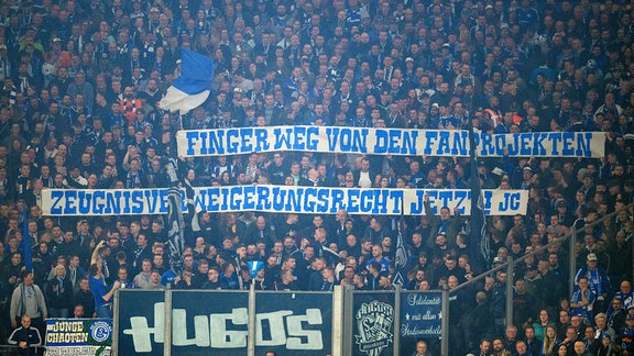 Schalke Fans protestieren mit Banner für das Zeugnisverweigerungsrecht.