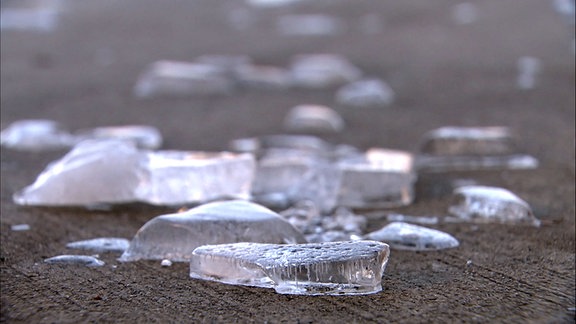 Eisstücke liegen auf einer Straße