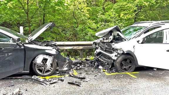 Zwie zerstörte Autos nach einem Unfal..