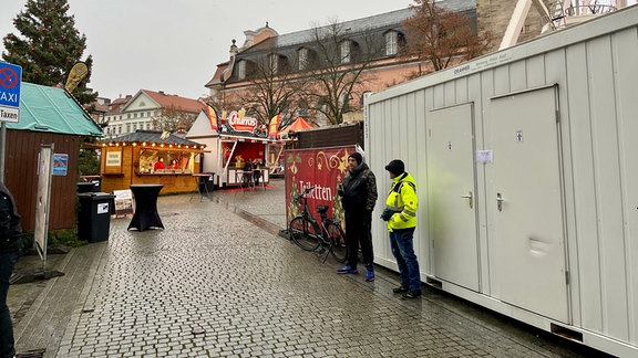 Toilettenwagen neben dem Riesenrad auf dem Marktplatz Eisenach