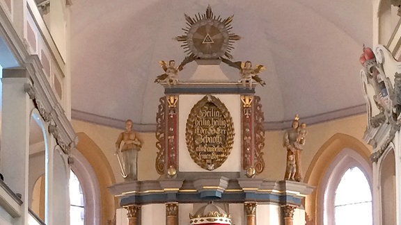 In einer Kirche findet ein Gottesdienst statt.