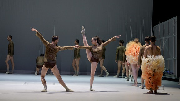 Ballettszene, eine Tänzerin streckt ihr Bein gerade bis über den Kopf.