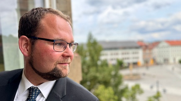 Christoph Ihling schaut aus dem Fenster in seinem Büro auf die Stadt Eisenach.