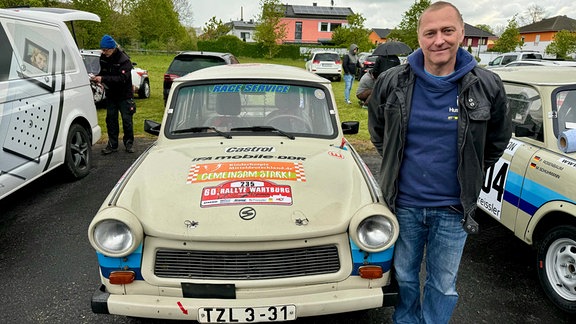 Technische Abnahme zur 60. Rallye Wartburg Eisenach: ein Mann neben einem PKW Trabant mit Ralley-Aufkleber