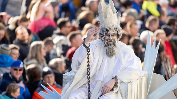 Der Winter wird beim Festumzug zum Sommergewinn von den Zuschauern ausgebuht.