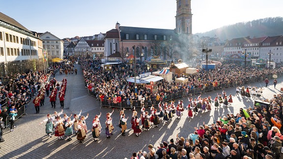 Zuschauer verfolgen den Festumzug zum Sommergewinn.