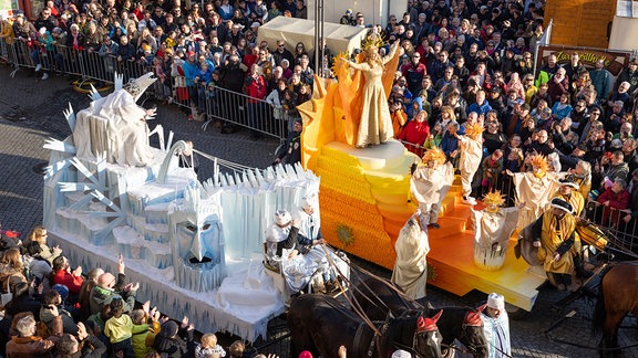 Das Streitgespräch zwischen Frau Sunna und Herrn Winter bildet den Höhepunkt des Sommergewinns.