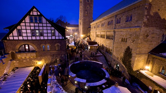 Weihnachtsmarkt auf der Wartburg am Abend.