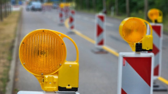 Hinweisschilder an einer Straßenbaustelle.