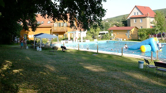 Liegefläche im Freibad Winterstein. 