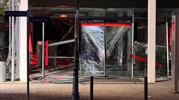 Die Bankfiliale in Friedrichroda nach der Sprengung eines Geldautomaten