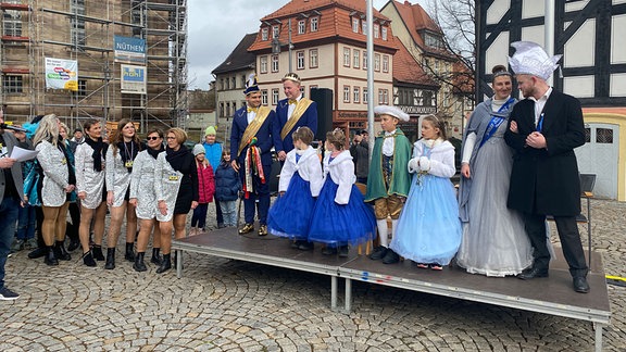 Verkleidete Menschen stehen auf einer Bühne