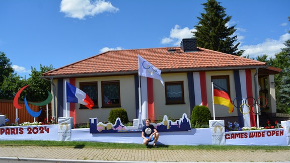 Tim Heerdegen vor dem Olympia-Haus in Crawinkel anlässlich von Olympia 2024 in Paris