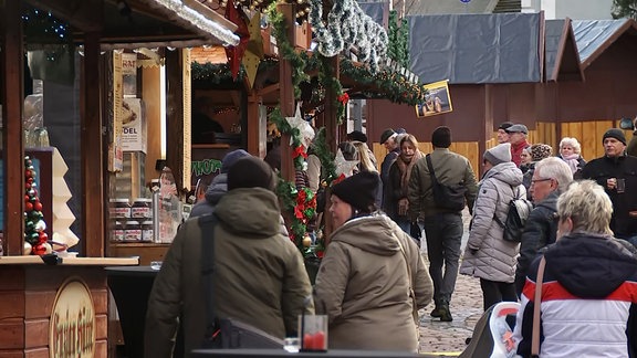 Besucher auf dem Wintermarkt in Gotha