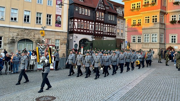 Die Bundeswehr-Ehrenformation kommt auf den Marktplatz, angeführt vom Heeresmusikkorps Kassel