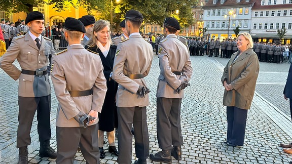 Staatsekretärin Siemtje Möller gratuliert der Abordnung der Rekruten nach dem Gelöbnis auf dem Eisenacher Marktplatz.