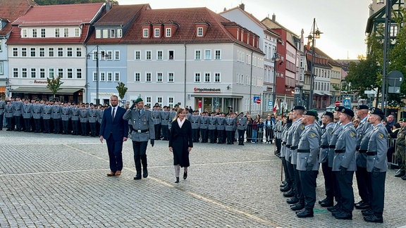 Der Eisenacher Oberbürgermeister Christoph Ihling (CDU), Kommandeur Jan Cihar und Staatssekretärin Siemtje Möller schreiten die Bundeswehr-Formation ab. 