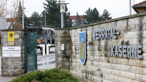 Der Eingang der Bundeswehrkaserne in Bad Salzungen Ein Wachsoldat steht am Montag (02.11.2009) am Eingang der Bundeswehr-Kaserne Bad Salzungen