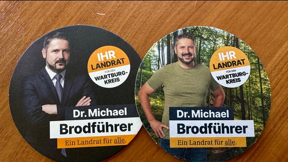 Zwei Buttons mit der Aufschrift "Ihr Landrat Michael Brodführer"