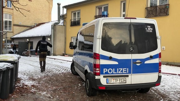 Ein Polizeiauto auf einem Hinterhof.