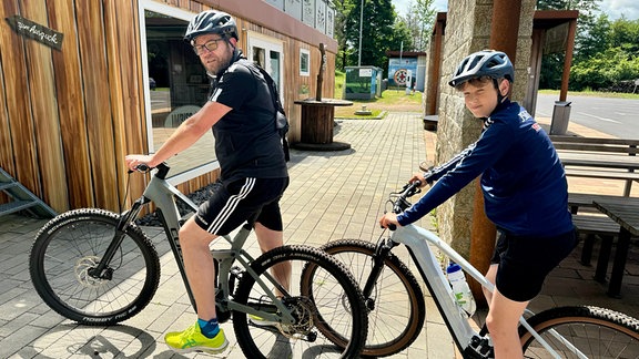 Zwei Fahrradfahrer.