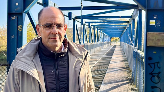 Ein Bürgermeister vor einer Fußgängerbrücke