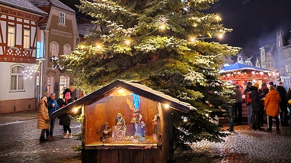 Weihnachtsbaum auf dem Weihnachtsmarkt in Vacha.