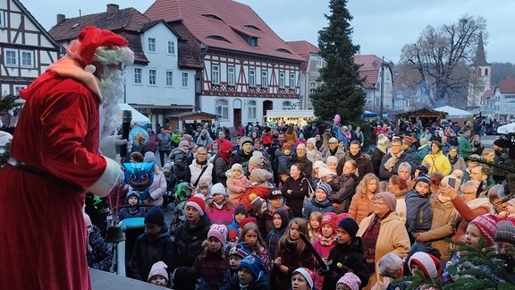 Weihnachtsmann zu Besuch auf dem Weihnachtsmarkt.