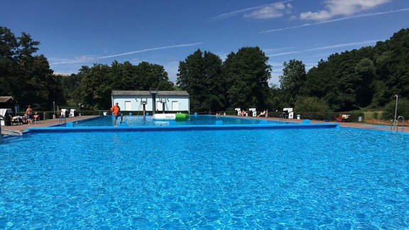 Schwimmbereich im Freibad Vacha mit Beach-Volleyball Feldern sowie Liegemöglichkeiten