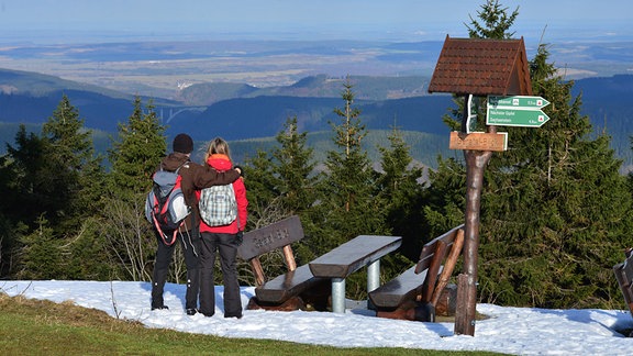 Urlauber schauen vom Gehlberg in Richtung Thüringer Wald