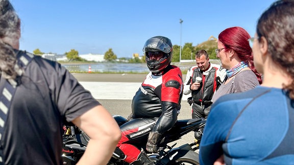 Menschen auf Motorrädern