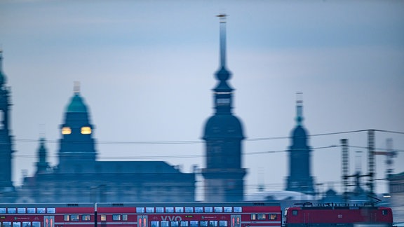 Eine S-Bahn fährt am Morgen vor der Altstadtkulisse über die Marienbrücke.