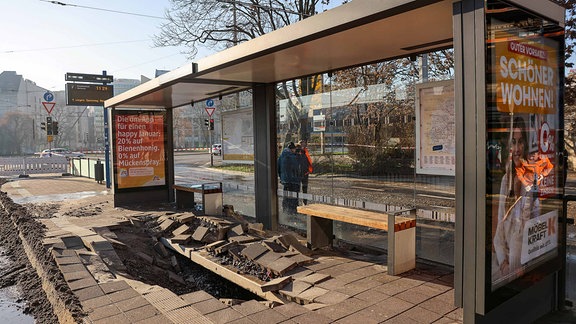 Eine Straßenbahnhaltestelle ist durch die Wassermassen bei einem Rohrbruch schwer beschädigt worden