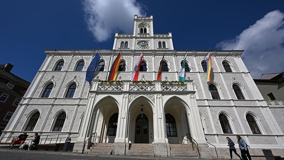 Das Weimarer Rathaus am Markt. Die Stadt Weimar erhält «für ihr überdurchschnittliches Engagement bei der anspruchsvollen Sanierung des Weimarer Rathauses» eine Anerkennung bei der Verleihung des Denkmalschutzpreises 2024. Der Thüringische Denkmalschutzpreis wird seit 1994 für herausragende Leistungen sowie für den Einsatz beim Erhalt und der Bewahrung von Kulturgut vergeben. Eine Fachjury wählte in den Kategorien Gruppenpreis, Einzeldenkmal, Archäologische Denkmalpflege, Denkmalensemble und Anerkennung die diesjährigen Preisträgerinnen und Preisträger aus.