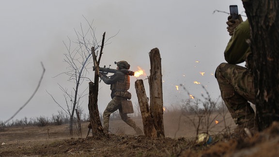 Ukrainischer Soldat feuert Waffe ab