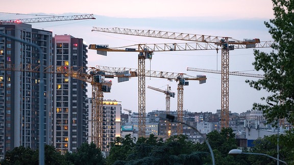 Turmdrehkräne stehen auf einer Baustelle