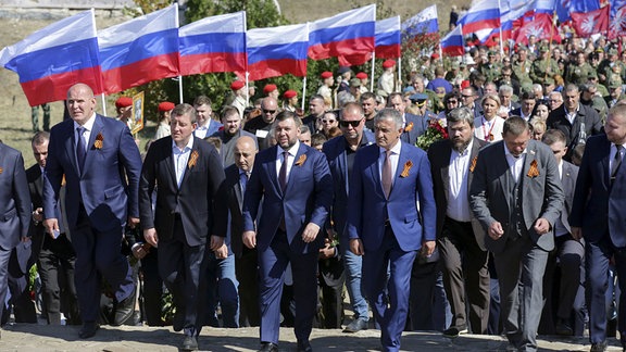 Der Leiter des Bundesbüros für öffentliche Unterstützung der Parteien der Vereinigten Russlands, Alexander Karelin, Mitglied des Rates der Russischen Föderation, stellvertretender Vorsitzender des Rates der Russischen Föderation, der Sekretär des Generalrats der Partei Einiges Russland, Andrei Turchak, der Vorsitzende der Volksrepublik Donezk, Denis Pushilin, der Präsident der Republik Südossetien Russlands, Anatoly Bibilov, und Mitglied der russischen Staatsduma, Brothers In Arms all-russischen Veteranenorganisation stellvertretender Vorsitzender Dmitry Sablin LR besuchen die Savur-Mohyla WWII Memorial Complex im Rahmen des Kongresses der Verteidiger Russlands der Veteranen anlässlich der 78. Jahrestag der Befreiung der Donbass-Region von Nazi-Invasoren.