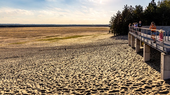 Panoramablick auf die Bledowska-Wüste mit Aussichtsplattform am Aussichtspunkt Dabrowka bei Chechlo in Kleinpolen.