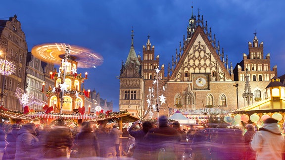 Menschen auf einem Weihnachtsmarkt in Bewegungsunschärfe.