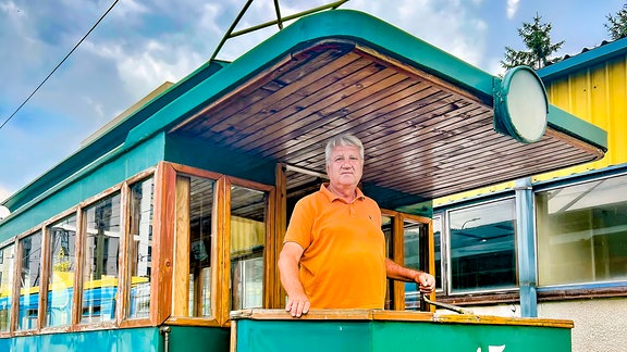 Historische Straßenbahn im Depot der städtischen Verkehrsbetriebe in Sarajevo, am Steuer posiert der Ingenieur und Kenner der Straßenbahngeschichte Avdo Vatrić