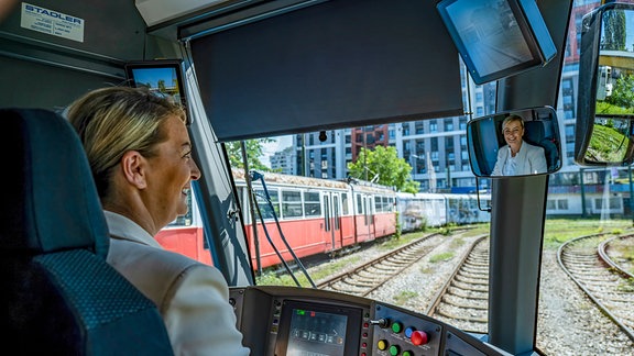 Straßenbahnfahrerin Indira Husejnović in der Führerkabiene einer Straßenbahn in Sarajevo