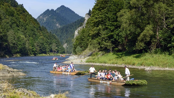 Touristenfloße auf dem Fluss Dunajec in Polen