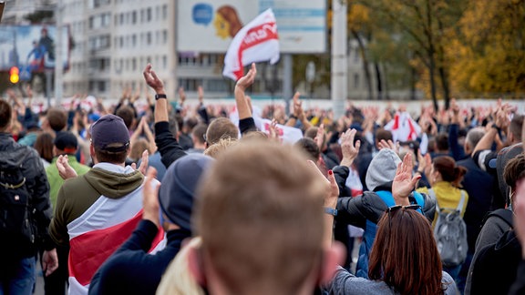 Während der Demonstration gehen viele Demonstranten die Straße entlang